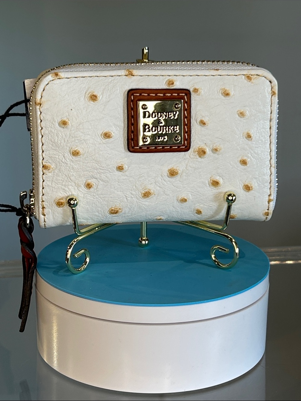 Dooney & Bourke White Ostrich-Texture Zip-Around Wallet 4.5”x 1”x 3” NWT - Picture 3 of 6